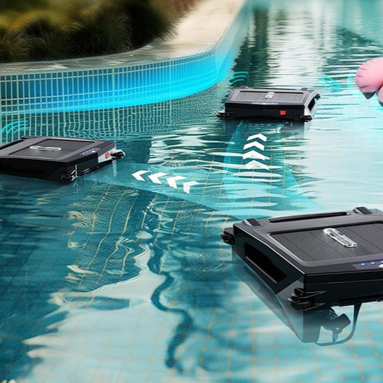 Skimmer de piscina con energía solar para superficies de piscina con opciones de carga dual y batería de limpieza continua de 30 horas, protección para aguas poco profundas y motores dobles tolerantes al cloro salino.